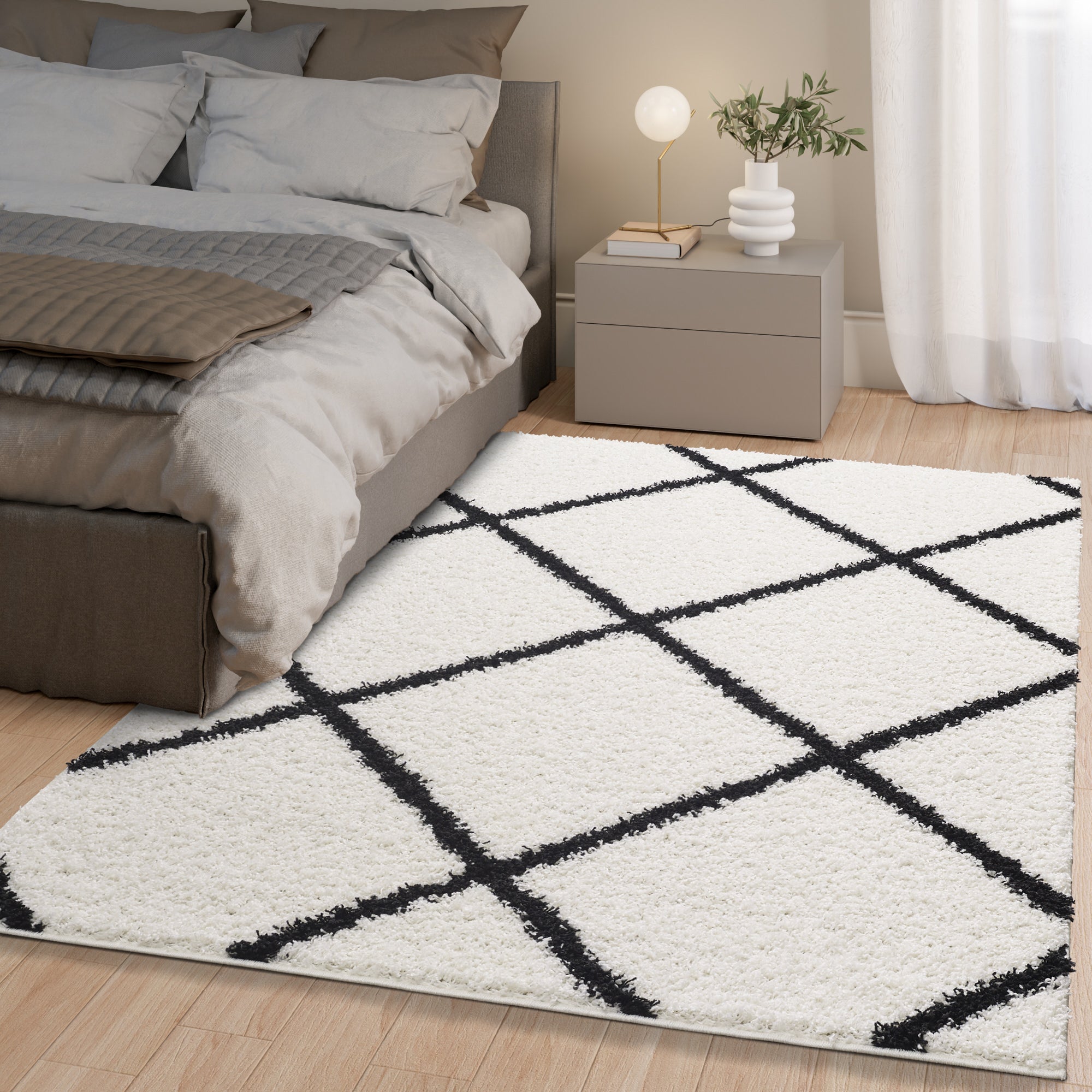 Shaggy Rug Lined Diamond White Black Line