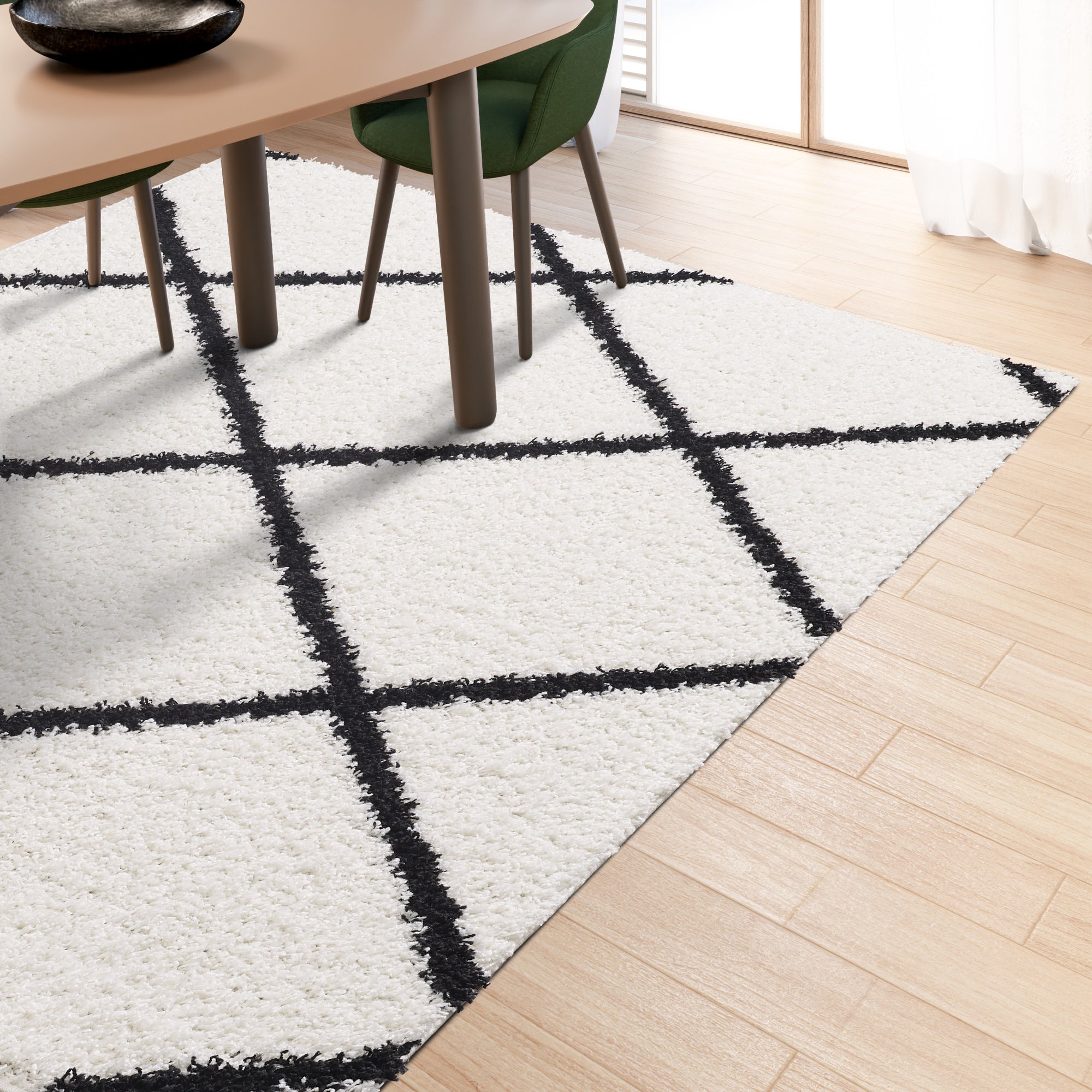 Shaggy Rug Lined Diamond White Black Line