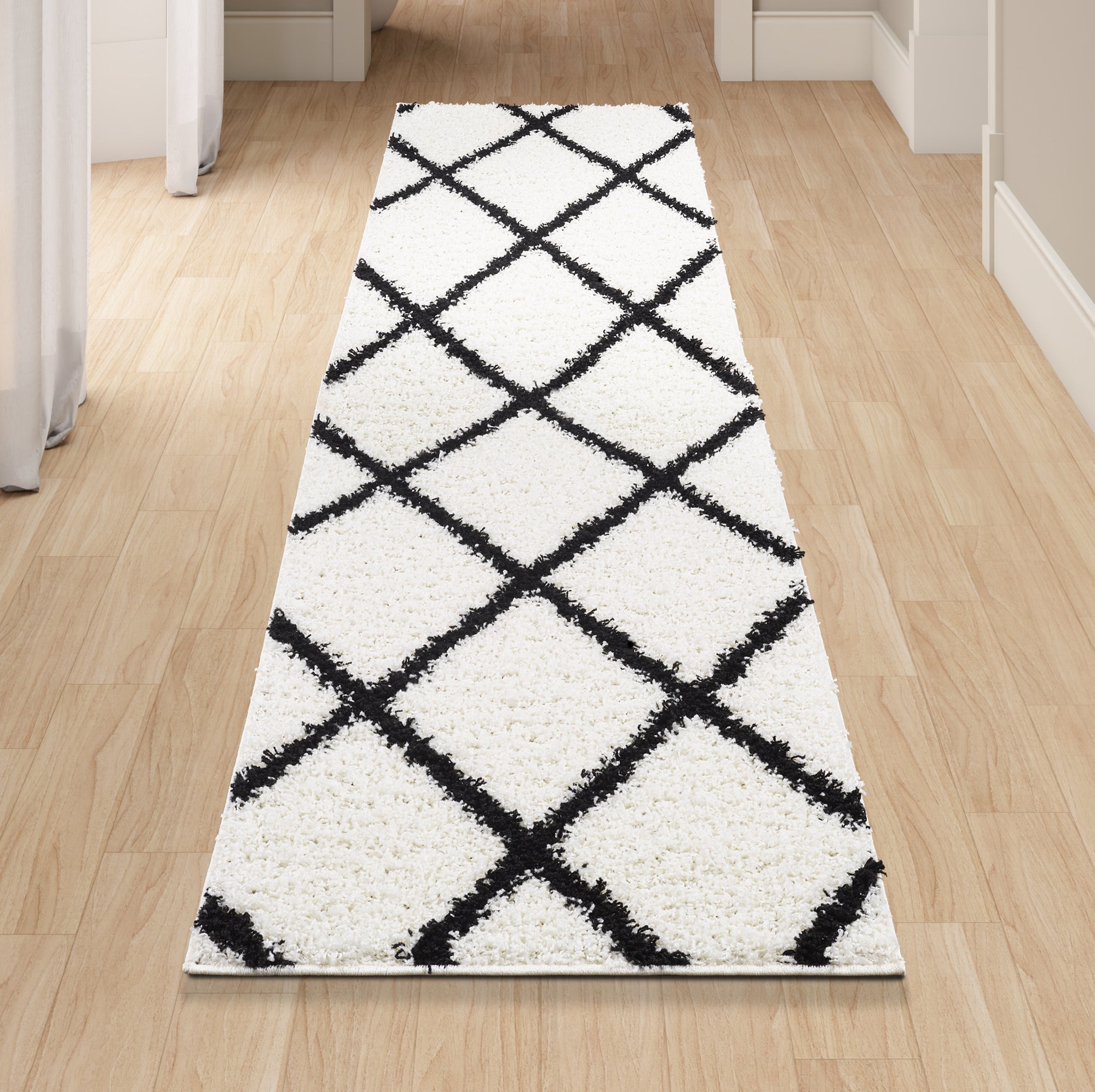 Shaggy Rug Lined Diamond White Black Line